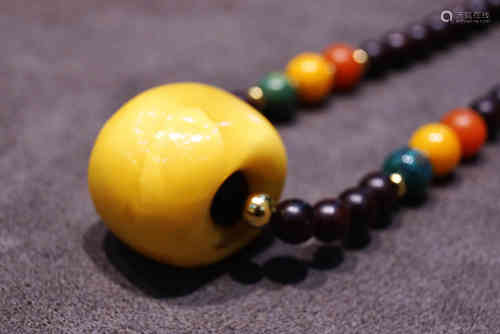 A Chinese Beeswax Necklace with Beeswax, Tophus and Nanjiang Red Agate