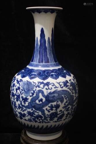 A Chinese Dragon Patterned  Blue and White Porcelain Vase