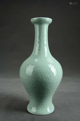 A Chinese Celadon Glazed Porcelain Olive-shaped Vase 