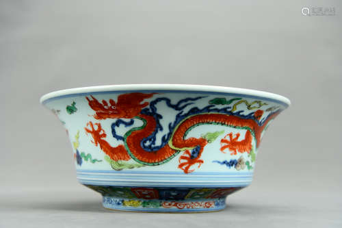 A Chinese Multicolored Porcelain Fruit Plate