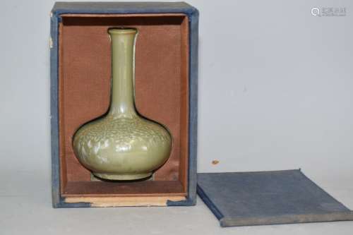 Qing Chinese Pea Glaze Porcelain Vase