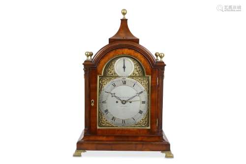 A FINE GEORGE III MAHOGANY AND BRASS MOUNTED FUSEE BRACKET / TABLE CLOCK WITH CONCENTRIC DATE AND
