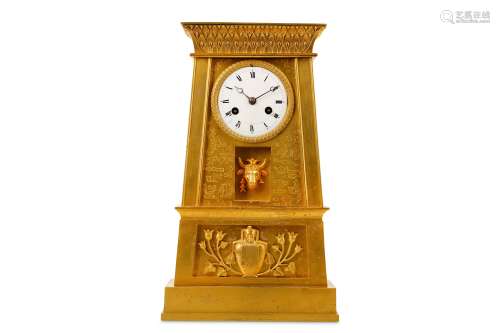 AN EARLY 19TH CENTURY FRENCH EMPIRE PERIOD GILT BRONZE MANTEL CLOCK IN THE EGYPTIAN REVIVAL STYLE