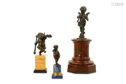 A SMALL 18TH CENTURY FRENCH BRONZE FIGURE OF A PUTTO ON LAPIS LAZULI PLINTH TOGETHER WITH TWO OTHERS