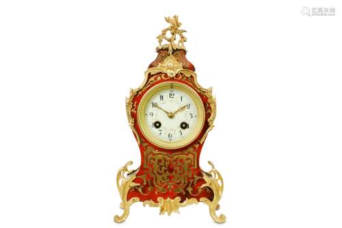 A LATE 19TH / EARLY 20TH CENTURY FRENCH 'BOULLE' STYLE TORTOISESHELL AND GILT BRASS MANTEL CLOCK