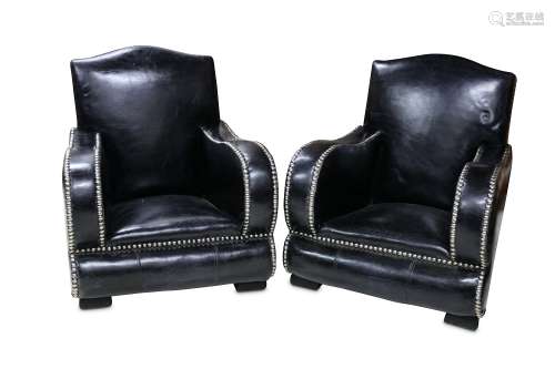 AN EXCEPTIONAL PAIR OF MID 20TH CENTURY ART DECO STYLE ARMCHAIRS upholstered in black leather and
