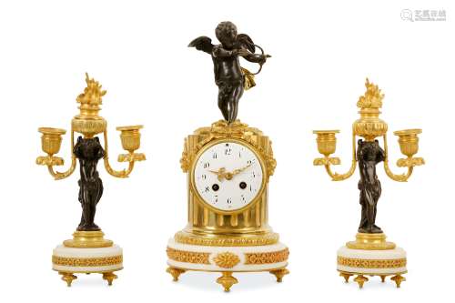 AN EARLY 20TH CENTURY FRENCH GILT BRONZE AND WHITE MARBLE CLOCK GARNITURE DECORATED WITH CUPIDS
