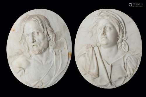 A PAIR OF ITALIAN 18TH CENTURY MARBLE RELIEFS DEPICTING CHRIST AND THE MOURNING VIRGIN IN THE MANNER