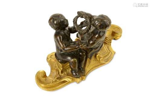 A MID 18TH CENTURY FRENCH BRONZE FIGURAL GROUP OF TWO PUTTI PLAYING WITH A WREATH mid to dark