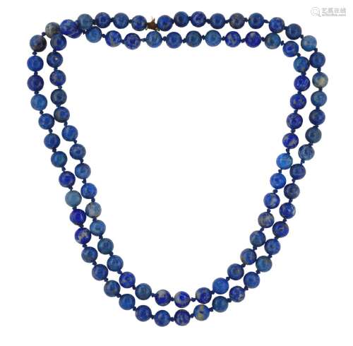 A lapis lazuli necklace, composed of a single row of uniform lapis lazuli beads, length 97.0cmPlease
