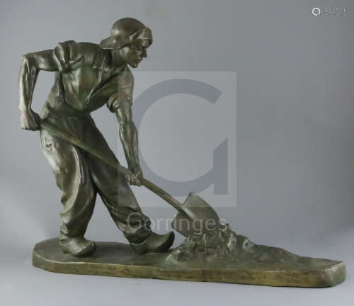 Amedeo Gennarelli (1881-1943). A bronze figure of a labourer shovelling seaweed , 'Le Ramasseur de