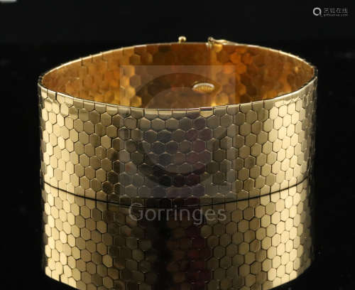 A 1960's 18ct gold 'honeycomb' link bracelet, 19cm.