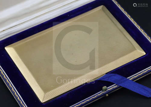 A George V engine turned 9ct gold rectangular cigarette case, by L.E. McCann, with later interior