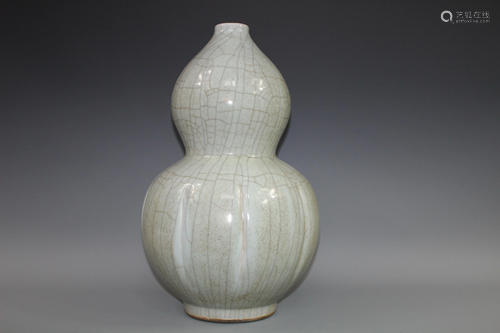 A Ge Yao Double-Gourd Vase