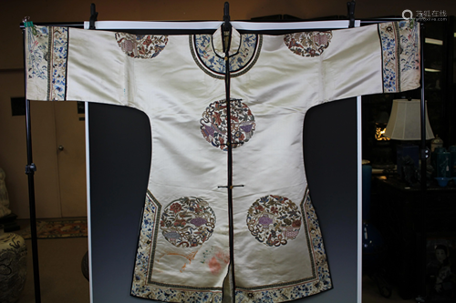 A Silk Embroidered Outfit, Qing Dynasty