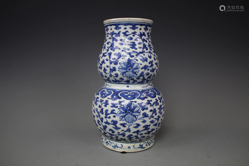 A Blue and White Double-Gourd Vase, Qing Dyn…