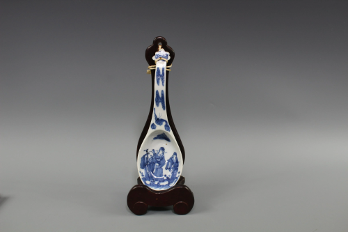A Blue and White Porcelain Spoon With Hongmu…