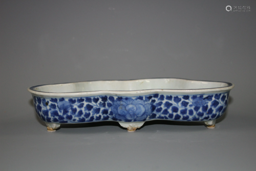 A Blue and White Flower Pedal Shaped Pot, Middle Qing
