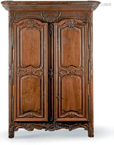 Belle armoire en noyer à deux portes et traverses …