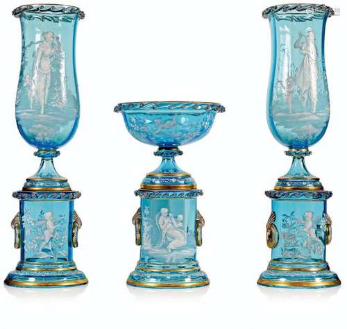 Rare garniture en verre teinté bleu émaillé blanc …