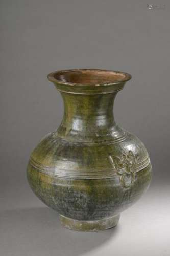 Vase de forme Hu rappelant la vaisselle rituelle de bronze en terre cuite moulée de [...]