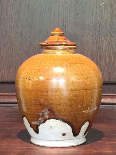 Pot globulaire couvert en fin grès porcelaineux à glaçure monochrome ocre jaune. [...]