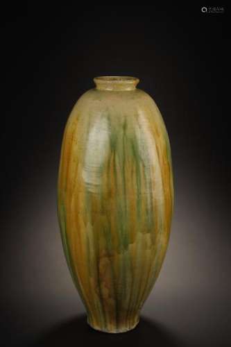 Vase ovoïde en fin grès porcelaineux à glaçure sançaï à coulées vertes et [...]