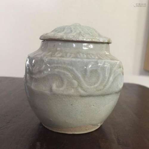 Petit pot couvert Qinbaï en grès porcelaineux moulé de frises de rinceaux à [...]