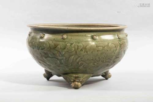Brûle parfum Ding tripode en épaisse porcelaine du Longquan à décor de motifs [...]