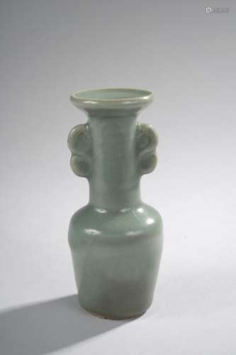 Vase à corps cylindrique haut col droit évasé à l'embouchure serti de deux anses [...]
