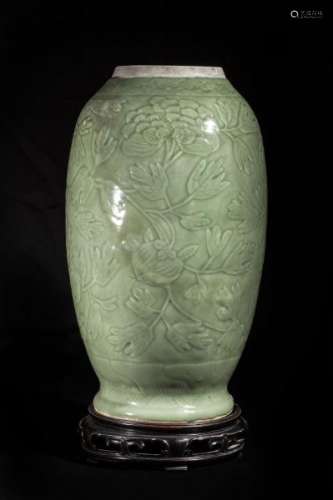 Vase ovoïde en épaisse porcelaine du Lonquan décoré de branches de pivoines sous [...]