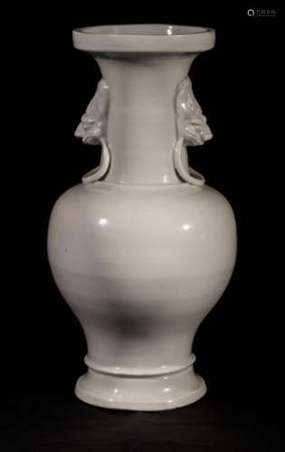 Vase balustre en porcelaine blanc de chine moulé au col de deux têtes de chimères [...]
