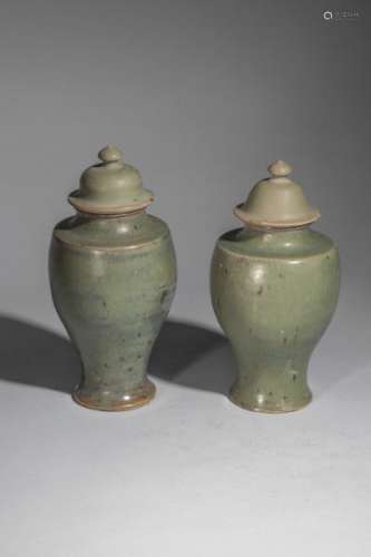 Paire de vase balustre couverts du lonquan en porcelaine à glaçure monochrome [...]