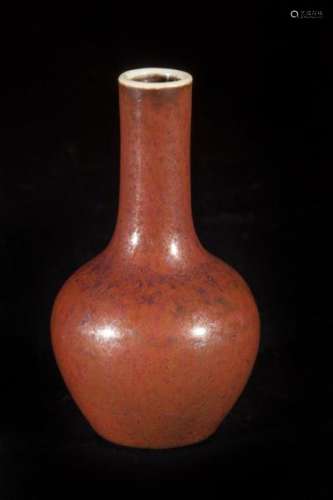 Vase miniature langyao en porcelaine à glaçure monochrome sang de bœuf. Chine. [...]
