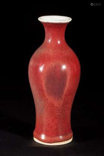 Vase balustre miniature langyao en porcelaine à glaçure monochrome sang de bœuf. [...]