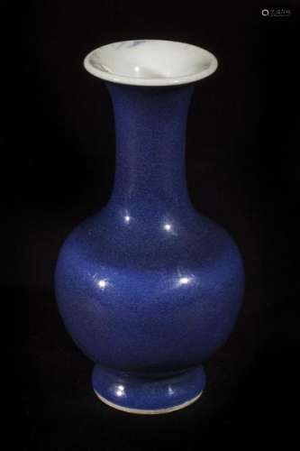 Vase balustre miniature sur piédouche à col évasé en porcelaine à glaçure bleu [...]