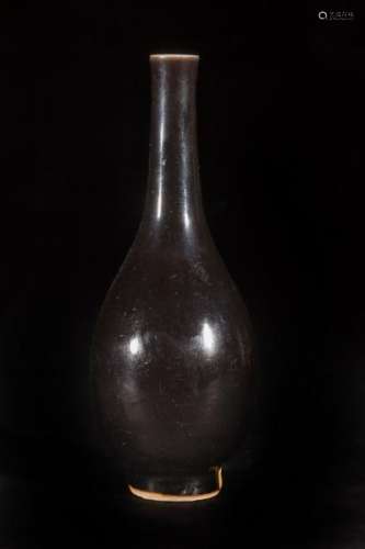 Petit vase flacon en porcelaine à glaçure aubergine . Chine. Dynastie Qing. 19 ème [...]