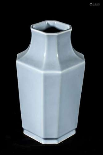Vase de forme hexagonale à épaulement oblique en porcelaine à glaçure monochrome [...]