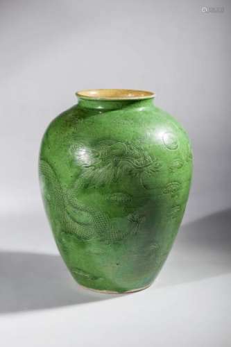Pot en porcelaine décoré en incision sous glaçure monochrome verte de deux dragons [...]