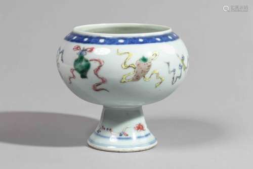 Coupelle « Stem cup » sur haut piédouche en porcelaine famille rose décorée en [...]