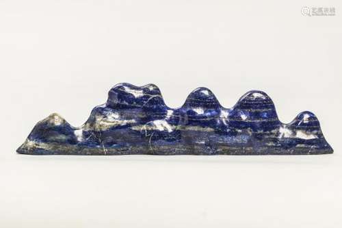 Objet de lettré, repose pinceaux illustrant les monts taoïstes. Lapis lazuli. [...]