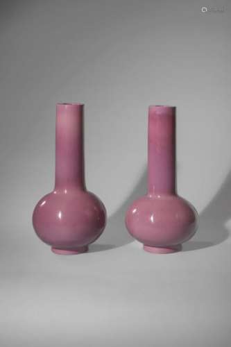 Paire de vases à panse globulaire et col droit en verre de Pékin monochrome rose. [...]