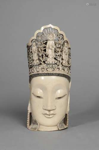 Tête de Kwan Yin coiffée d'un haut diadème finement ouvragé d'une scène [...]