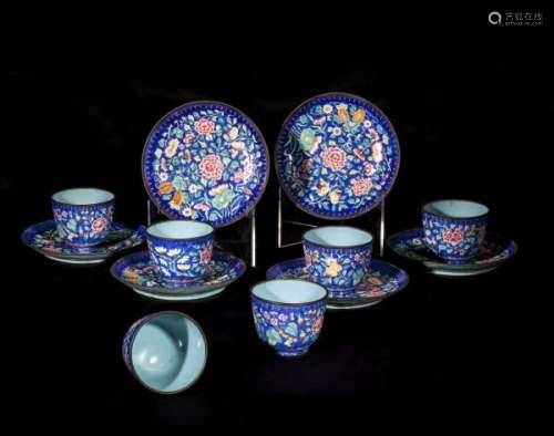 Suite de 6 sorbets et présentoirs décorés en émaux de Pékin de motifs floraux et [...]