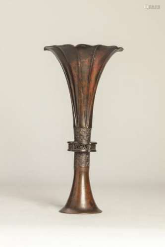 Vase de forme Gu à décor de type archaïsant serti d'une large bague travaillé en [...]