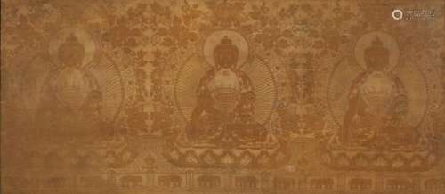 Textile encadré illustrant trois buddhas assis en bumishparshamudra sur des bases [...]