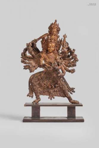 Durga debout en pratialidasana sous une forme à 16 bras et 4 têtes tenant les [...]