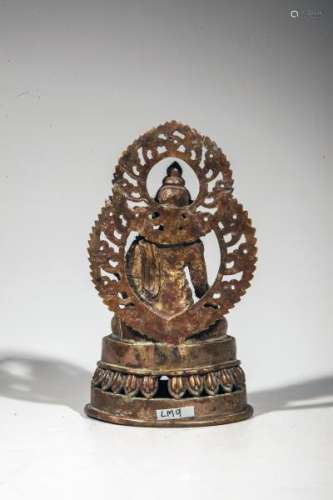 Buddha Amitayus assis sur un socle lotiforme vêtu d'une robe monastique plissé [...]