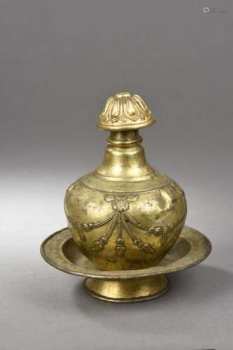 Kalasha, vase rituel comprenant la liqueur d'immortalité Amrita dans une coupelle [...]