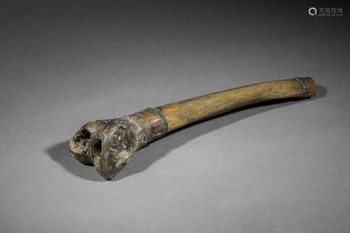 Trompette rituelle kamgling faite d'un tibia humain recouvert de cuir et bague de [...]